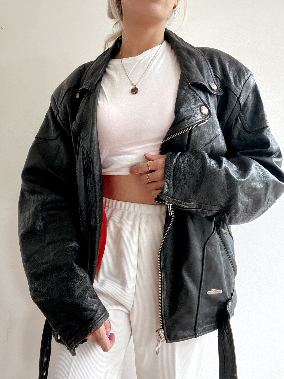 Schwarze Leder-Bikerjacke