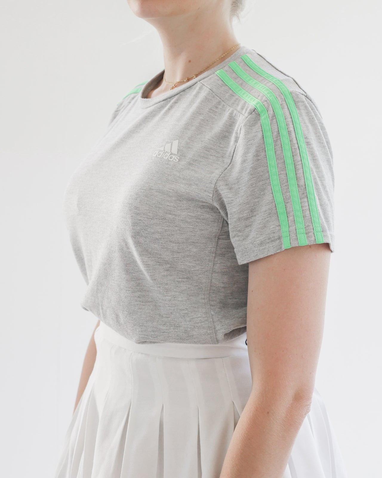 Graues T-Shirt mit neongrünen Streifen Adidas S/M