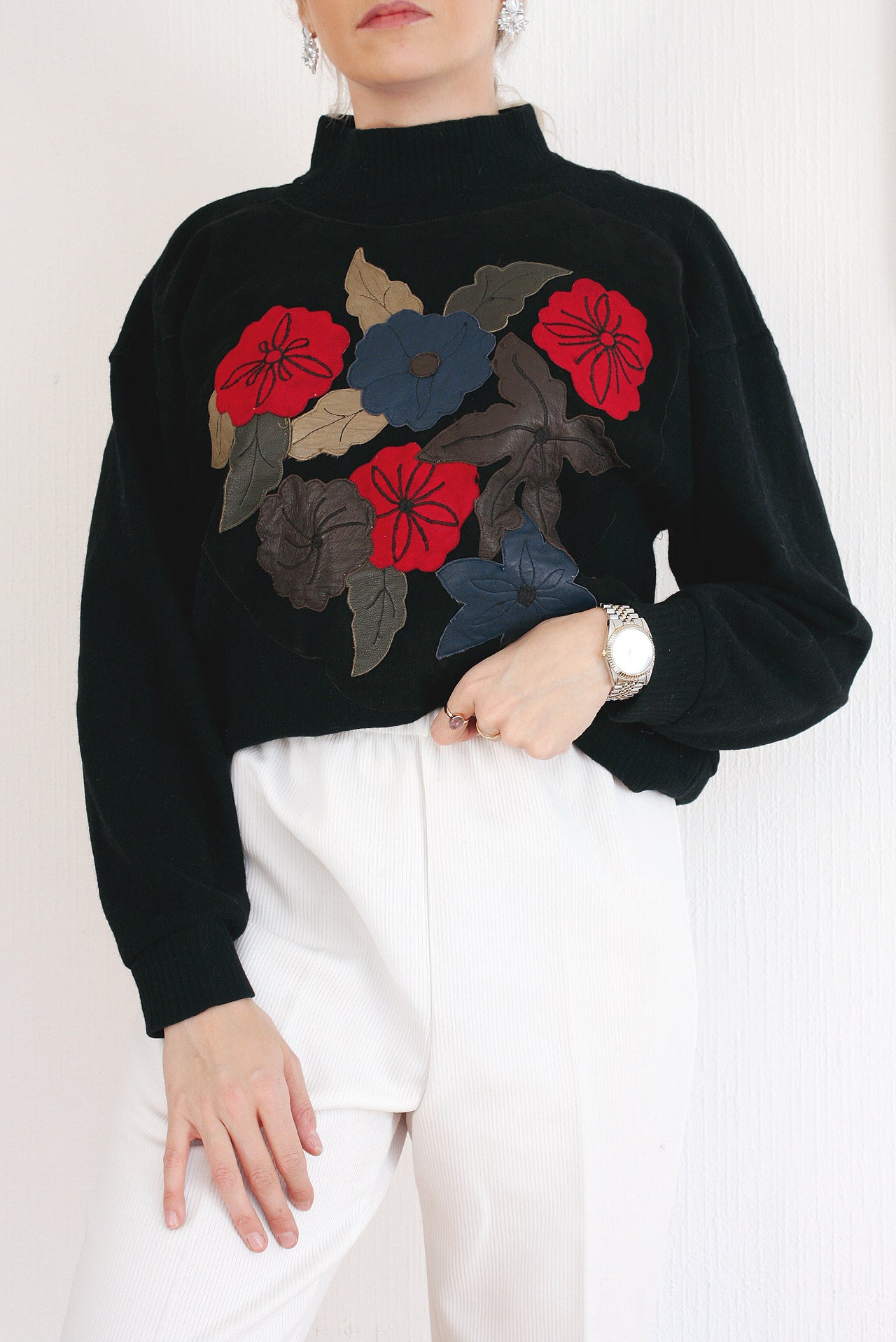 Pull noir en velours à motifs fleurs en cuir M