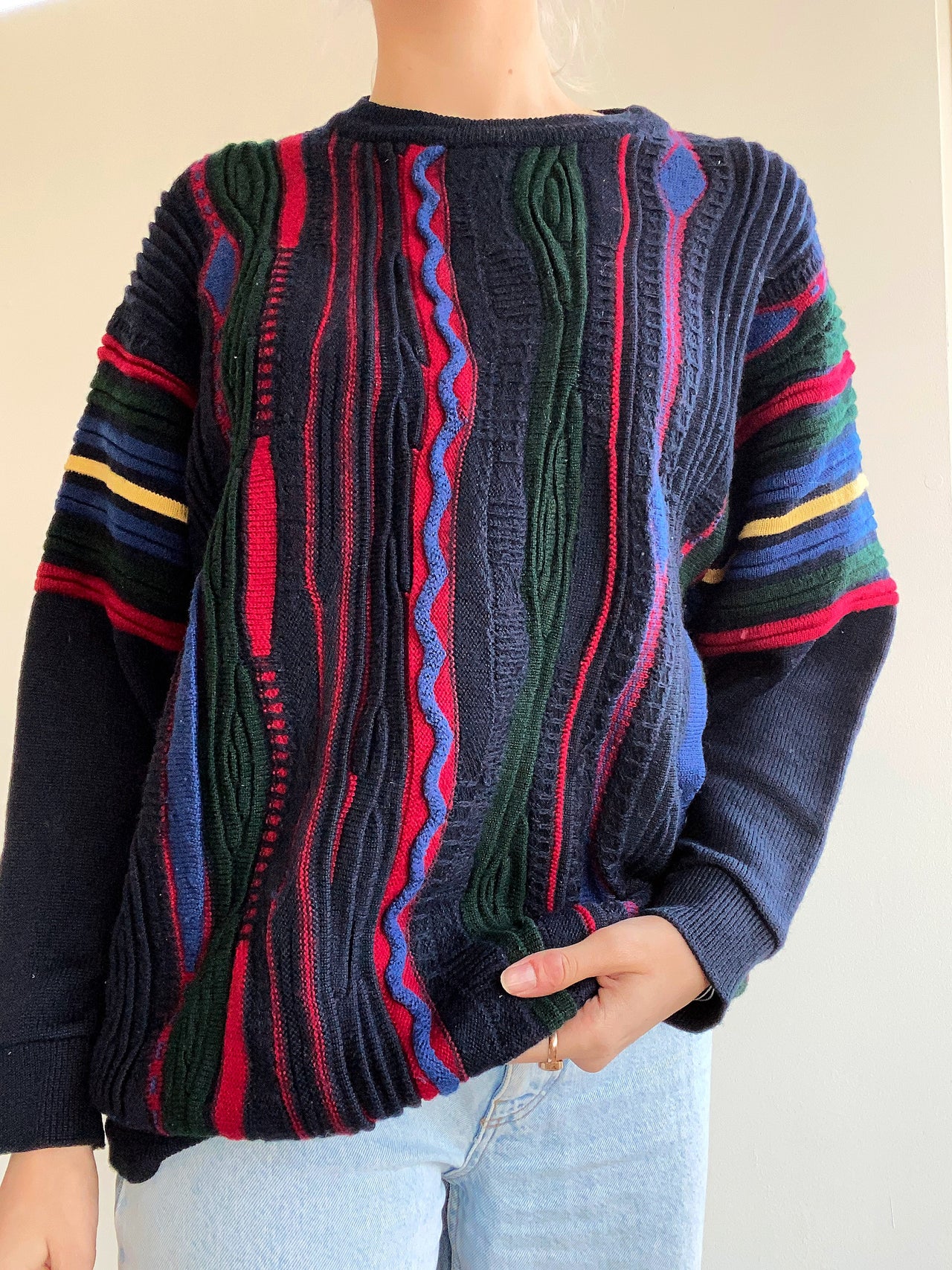 Pull vintage en maille bleu foncé à motifs colorés