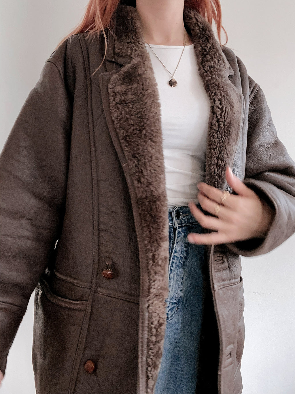 Dunkelbrauner Lammfellmantel mit dunkeltaupefarbener Innenseite 