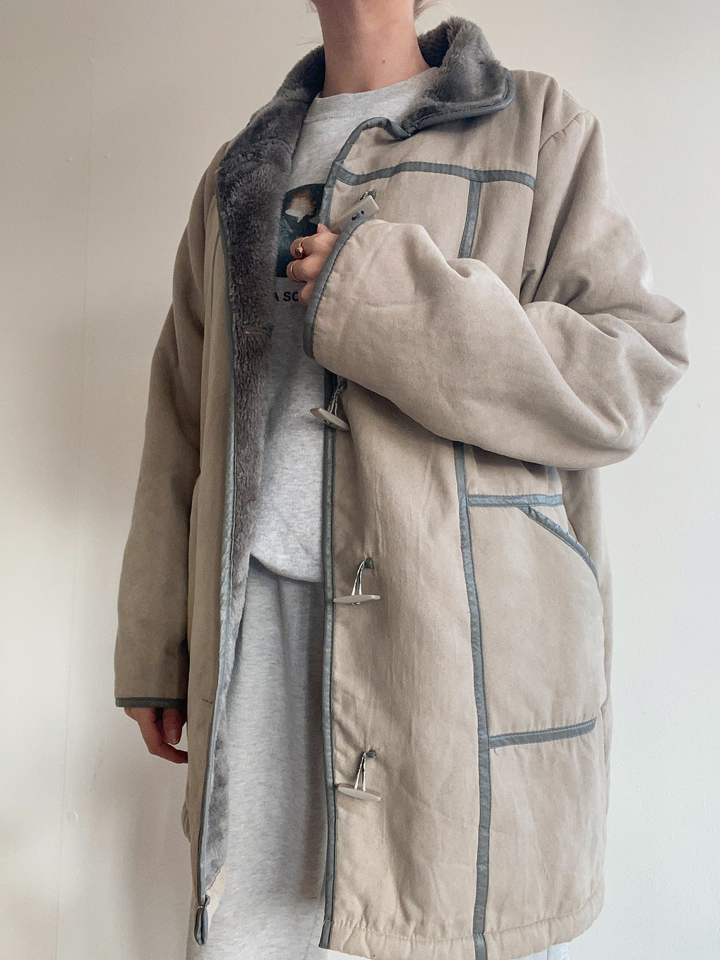 Manteau fin en mouton retourné gris clair