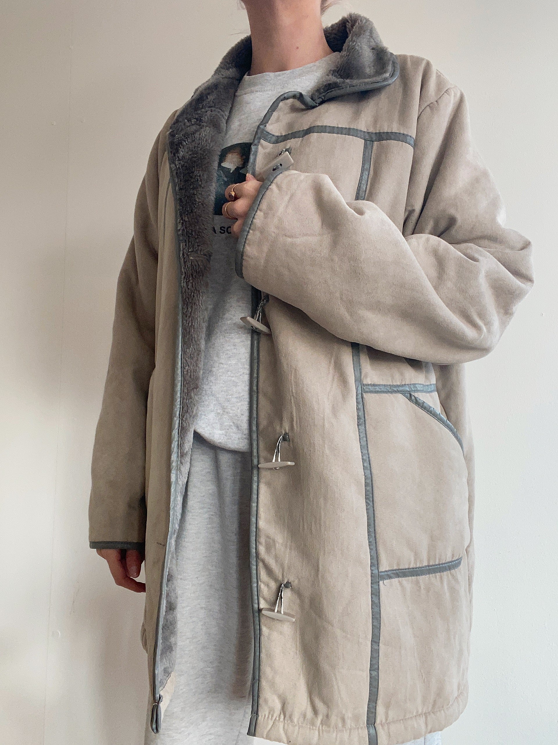 Manteau fin en mouton retourné gris clair