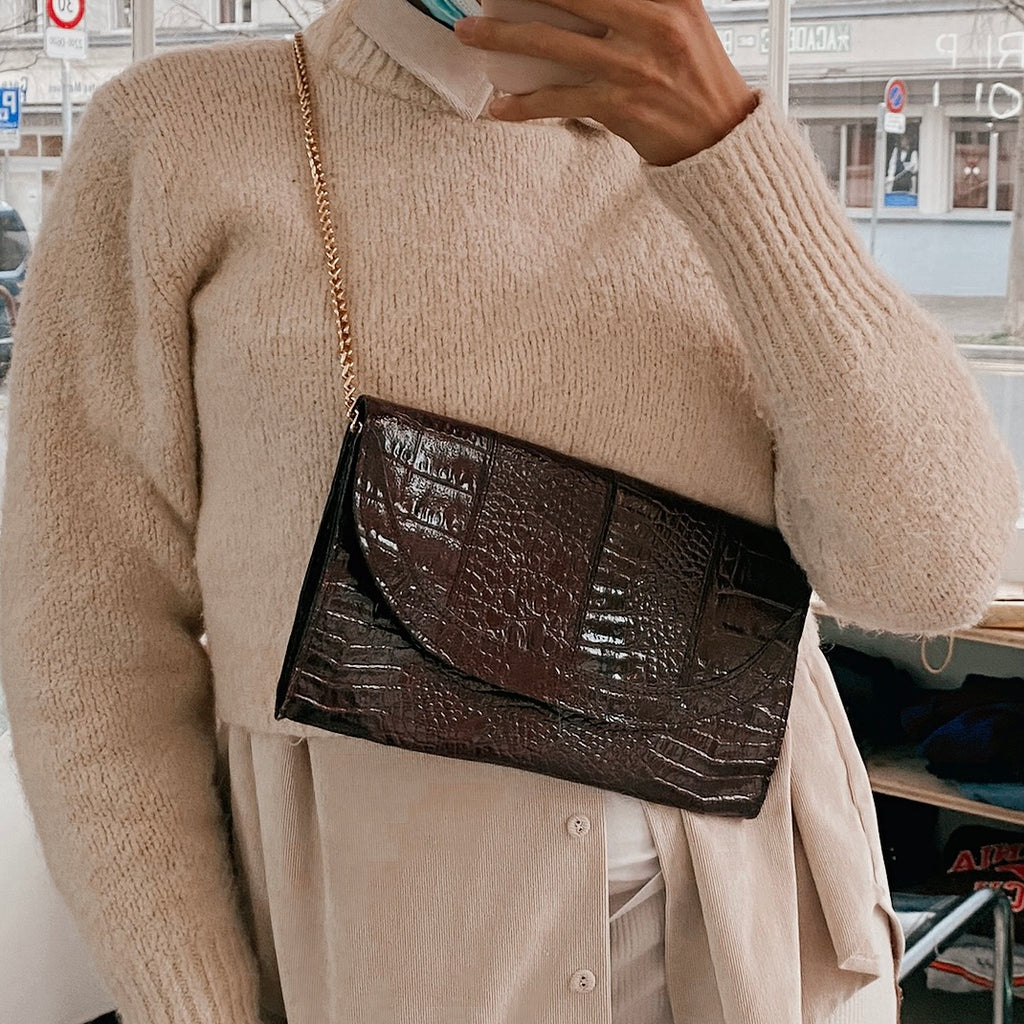 Burgunderrote Clutch mit goldenem Riemen