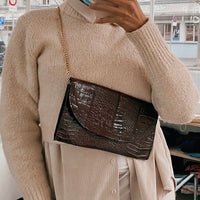 Burgunderrote Clutch mit goldenem Riemen