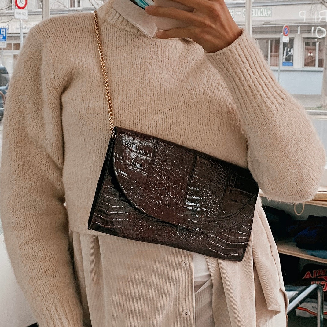 Burgunderrote Clutch mit goldenem Riemen