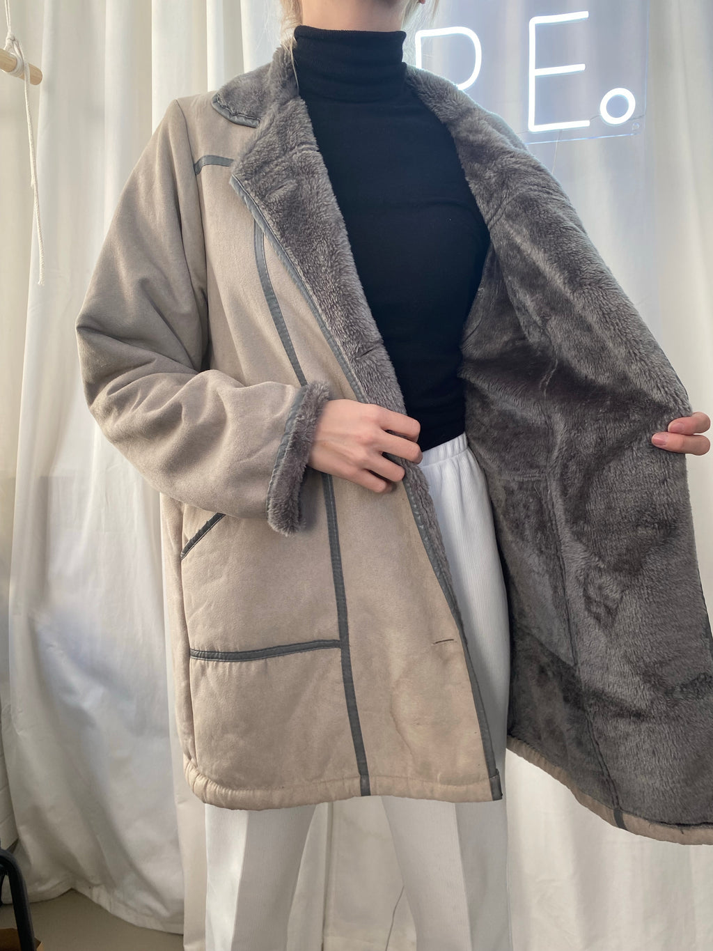 Manteau fin en mouton retourné gris clair