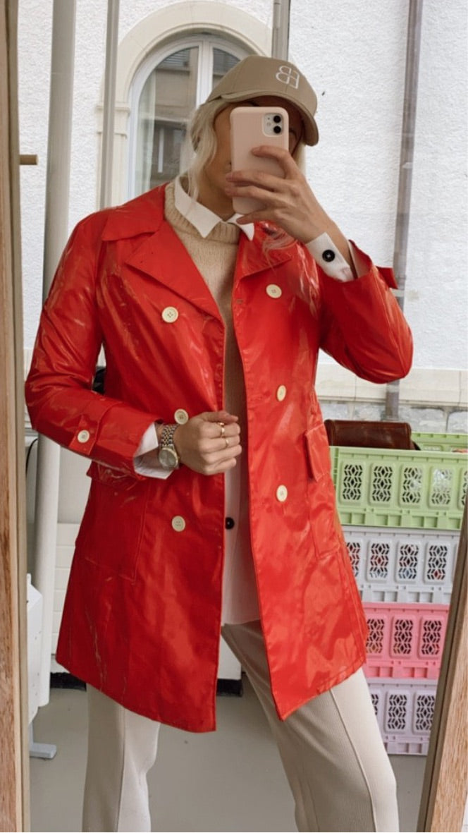 Kurzer vintage glänzender roter Regenmantel-Trenchcoat XS 