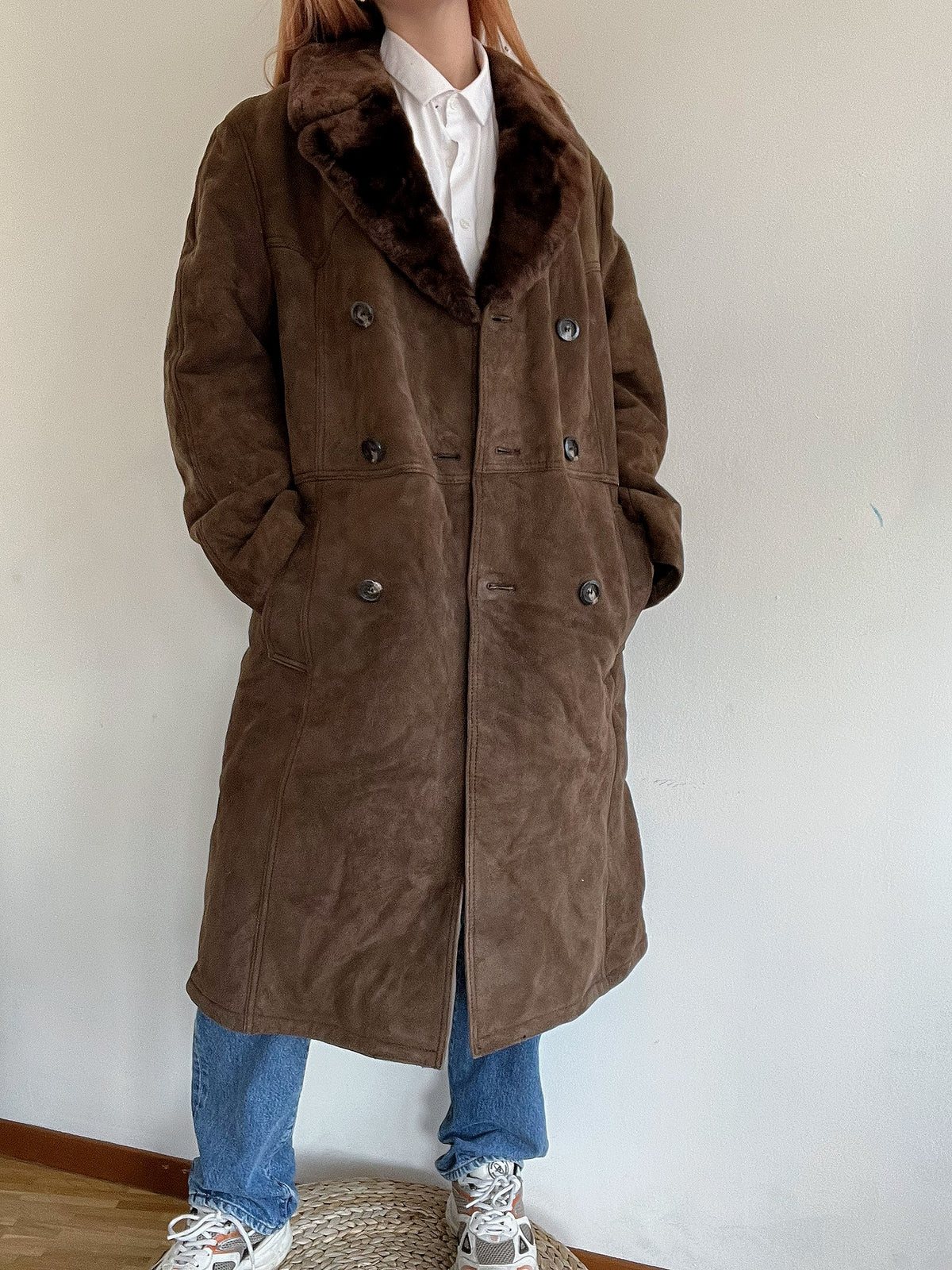 Dunkelbrauner Lammfellmantel mit Wildleder-Außenseite M/L 