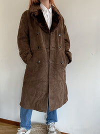Dunkelbrauner Lammfellmantel mit Wildleder-Außenseite M/L 