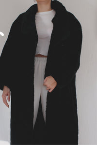 Langer schwarzer Kunstpelzmantel M/L
