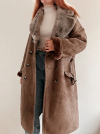 Braun/taupefarbener Lammfellmantel mit Wildleder-Außenseite M/L 