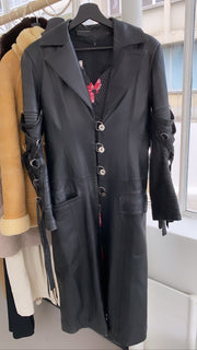 Manteau en cuir avec anneaux argentés S/M