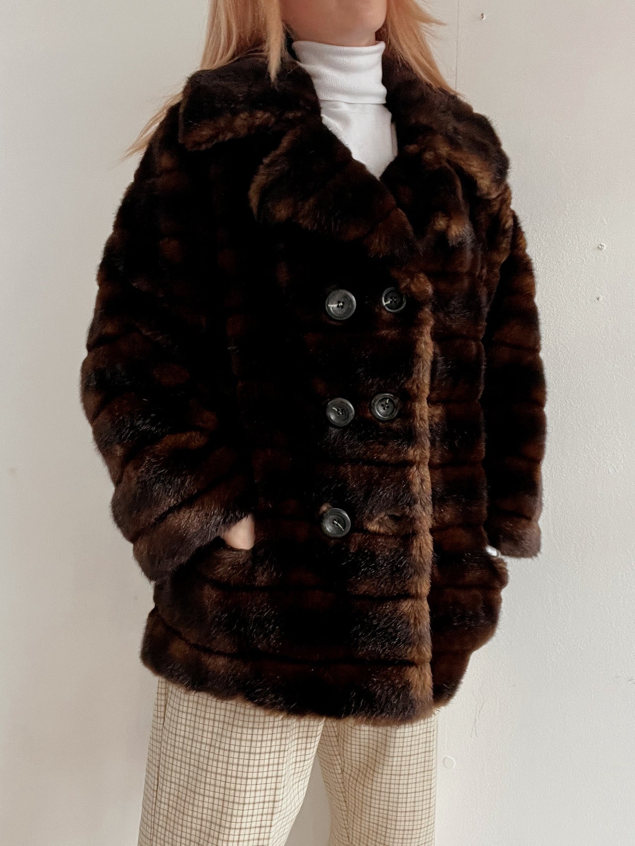 Manteau en fausse fourrure brune foncée