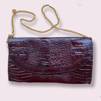 Pochette Bordeaux avec bandoulière dorée