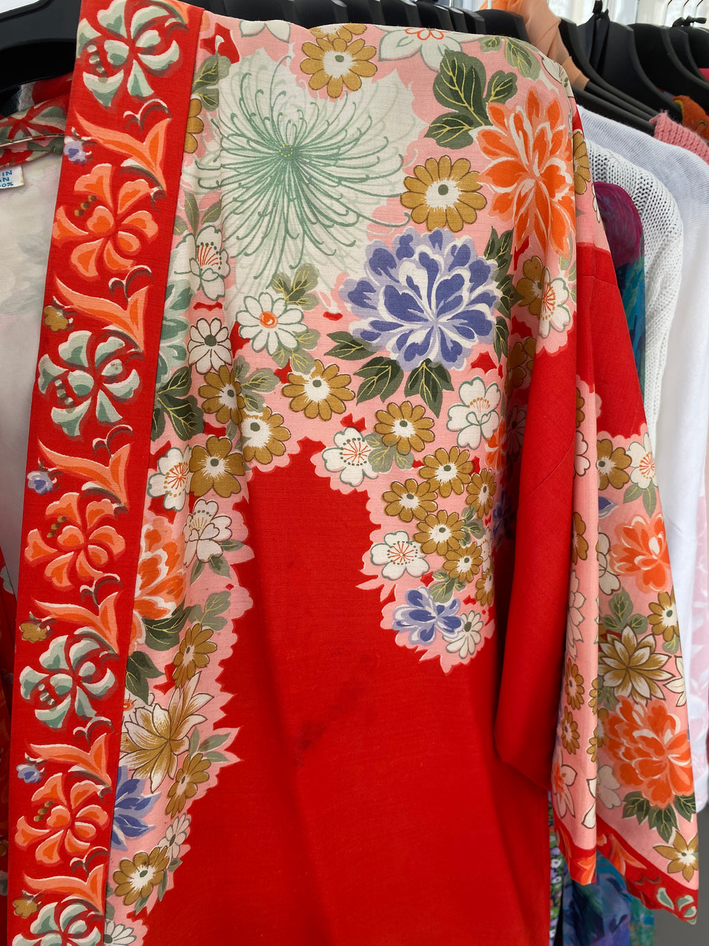 Roter Seidenkimono, hergestellt in Japan