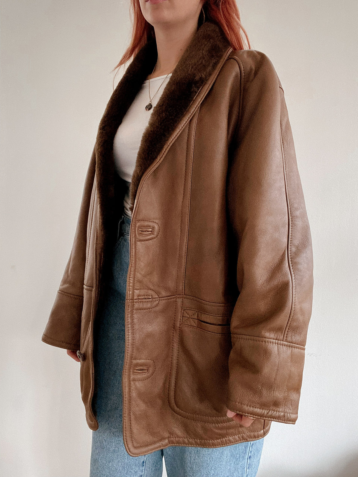Brauner Lammfellmantel aus Leder mit dunkelbrauner Innenseite L/XL 