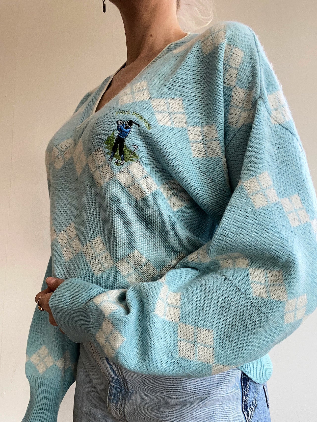 Pull vintage en maille col V bleu ciel brodé