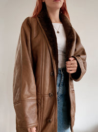 Brauner Lammfellmantel aus Leder mit dunkelbrauner Innenseite L/XL 