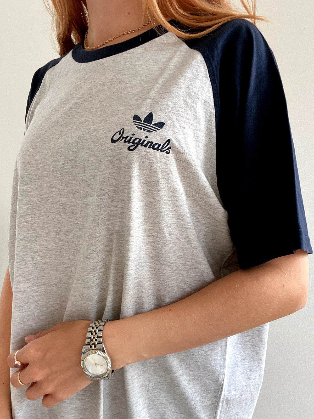 Vintage hellgraues und schwarzes Adidas XL T-Shirt