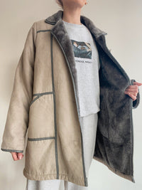 Manteau fin en mouton retourné gris clair
