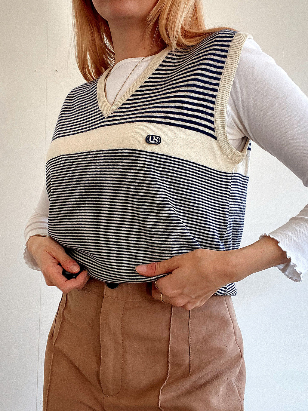 Gilet vintage sans manche bleu et blanc cassé rayé
