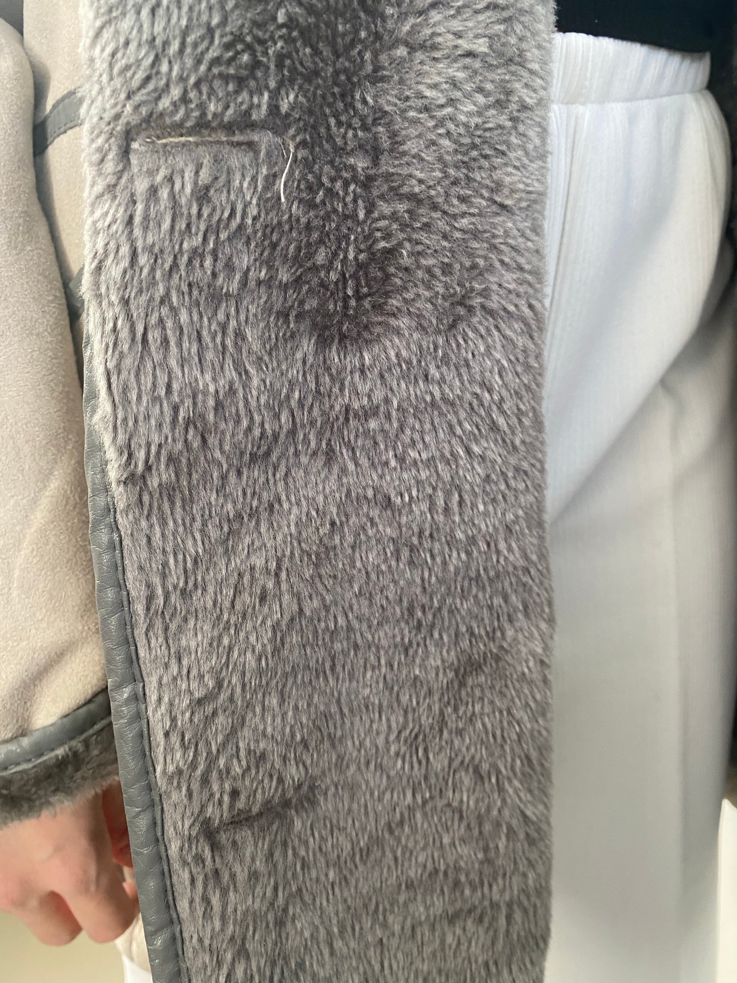 Manteau fin en mouton retourné gris clair