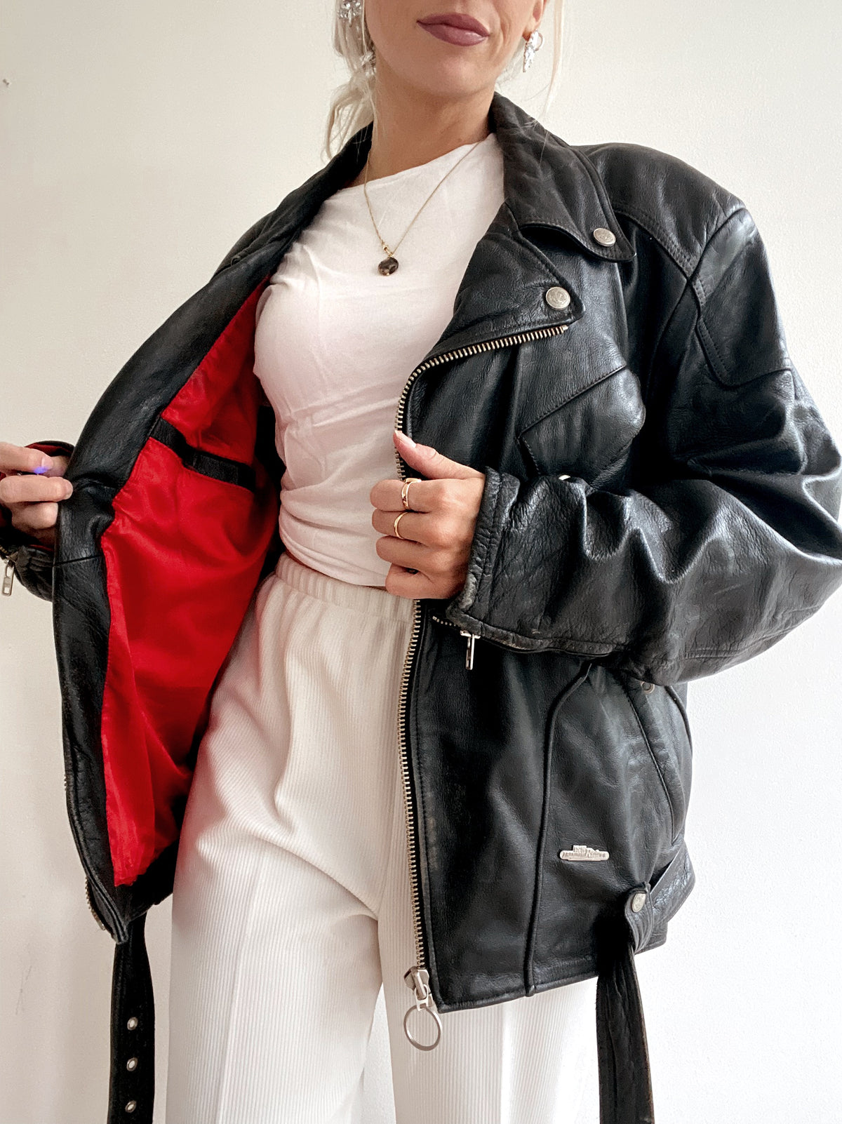 Schwarze Leder-Bikerjacke