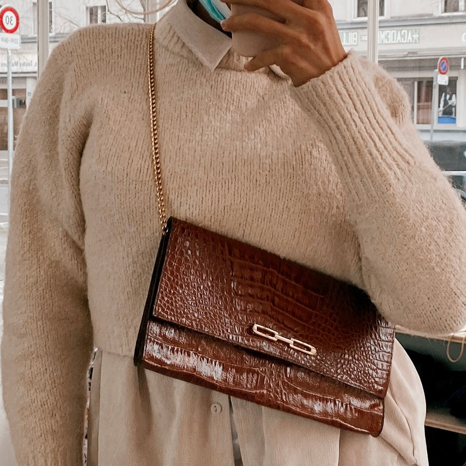 Clutch mit schlangenbraunem und goldenem Riemen