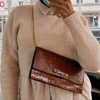 Clutch mit schlangenbraunem und goldenem Riemen