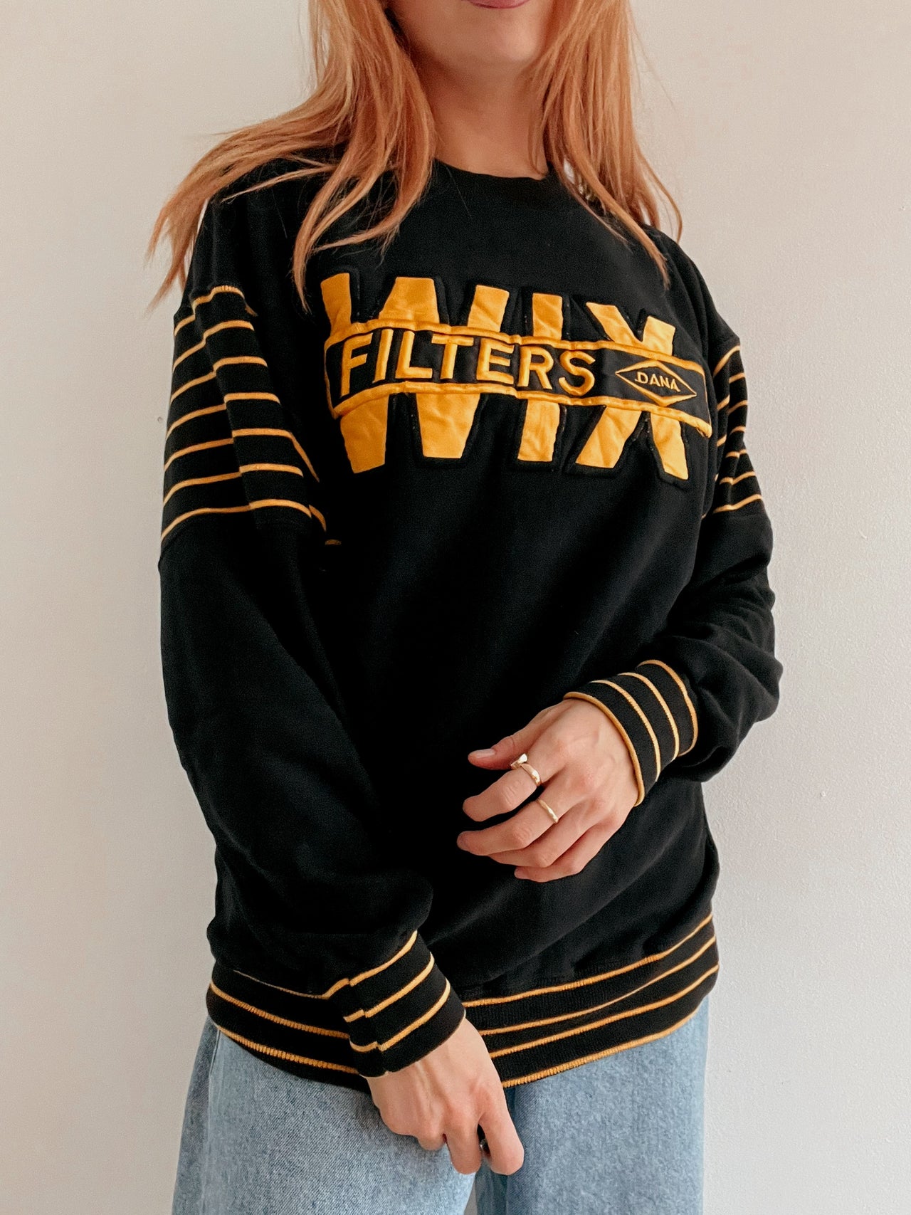 Pull vintage américain noir et jaune brodé L