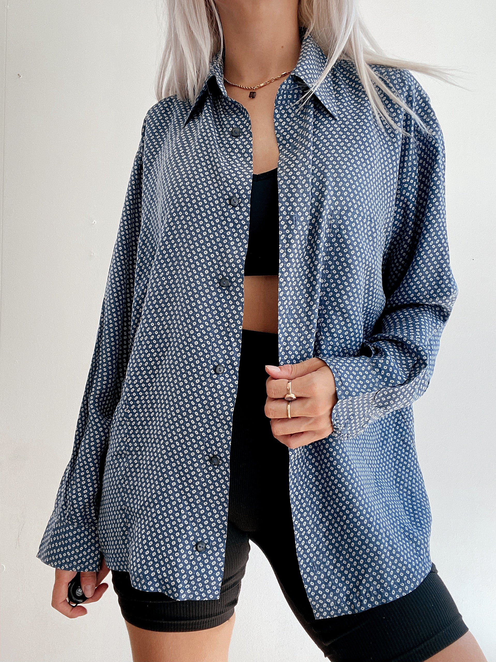 Chemise vintage 80’s 90’s en soie bleue à fleurs M