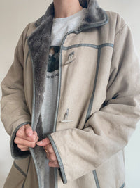 Manteau fin en mouton retourné gris clair