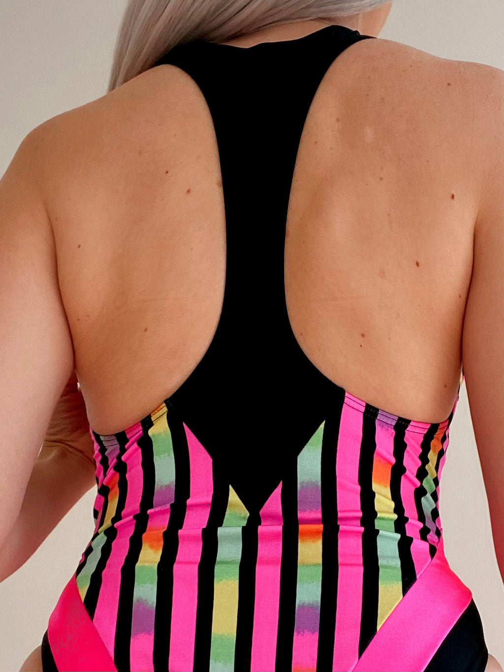 Vintage einteiliger Badeanzug blau schwarz mit neonpinken Streifen M/L