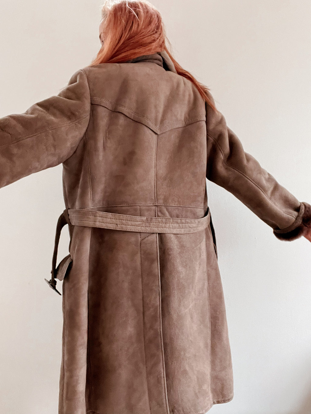 Braun/taupefarbener Lammfellmantel mit Wildleder-Außenseite M/L 