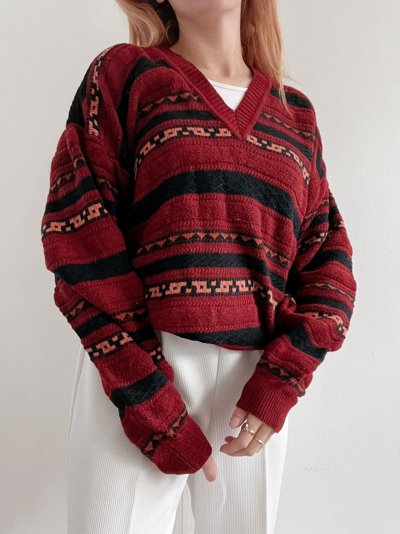 Pull vintage en laine rouge foncé à motif L