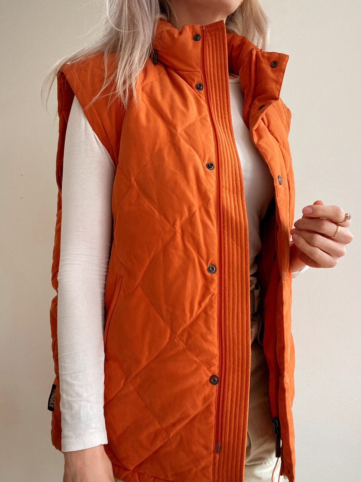 XL orangefarbene Daunenjacke
