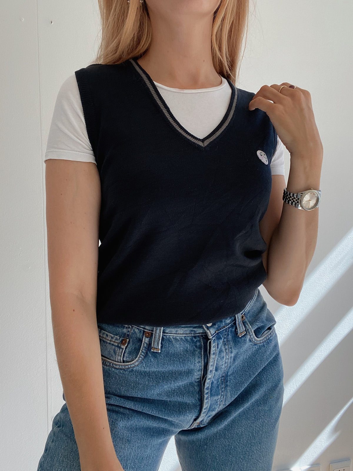 Gilet vintage sans manche en maille bleu foncé col blanc