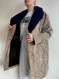 Beige/grauer Lammfellmantel mit braunem Fell 