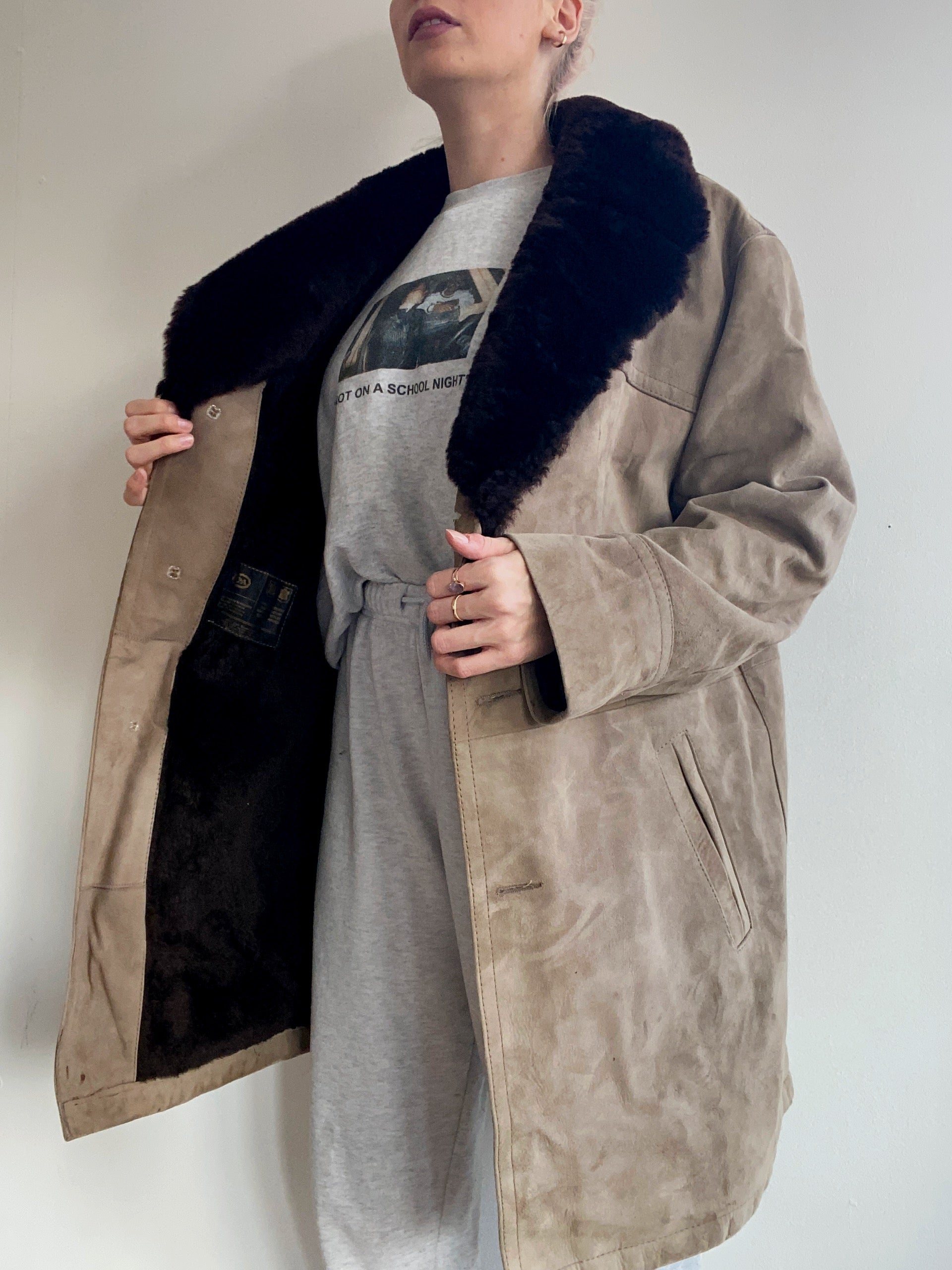 Beige/grauer Lammfellmantel mit braunem Fell 