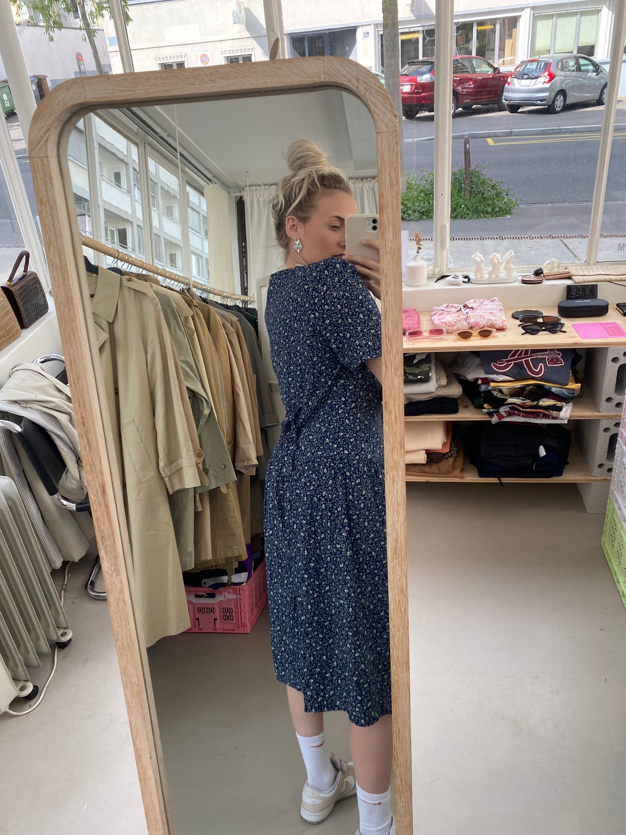 Robe Vintage bleue foncée à fleurs