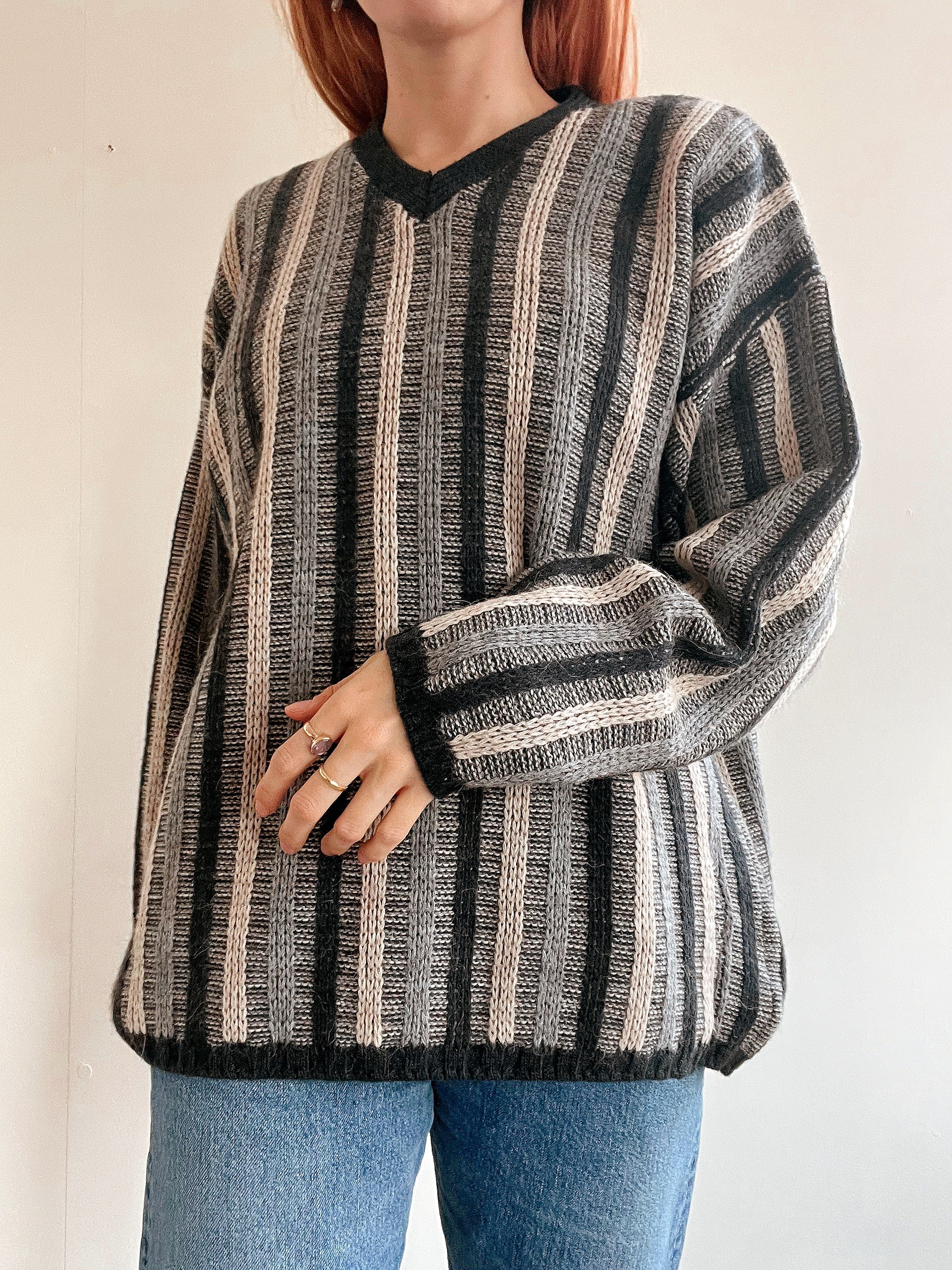 Pull vintage en maille  gris à rayures M