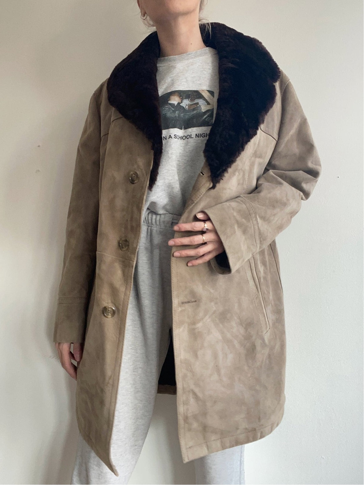 Beige/grauer Lammfellmantel mit braunem Fell 