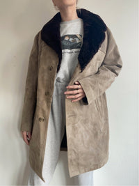 Beige/grauer Lammfellmantel mit braunem Fell 