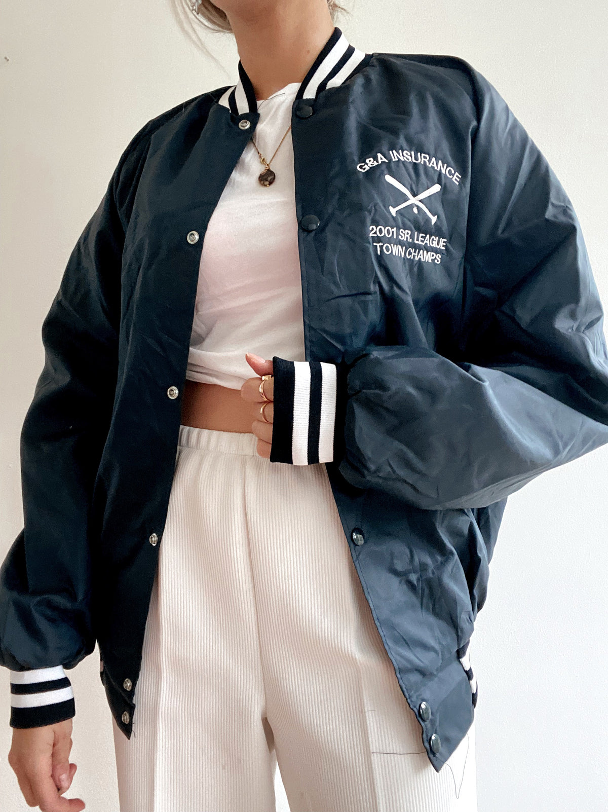 Dunkelblaue und weiße USA-Bomberjacke L