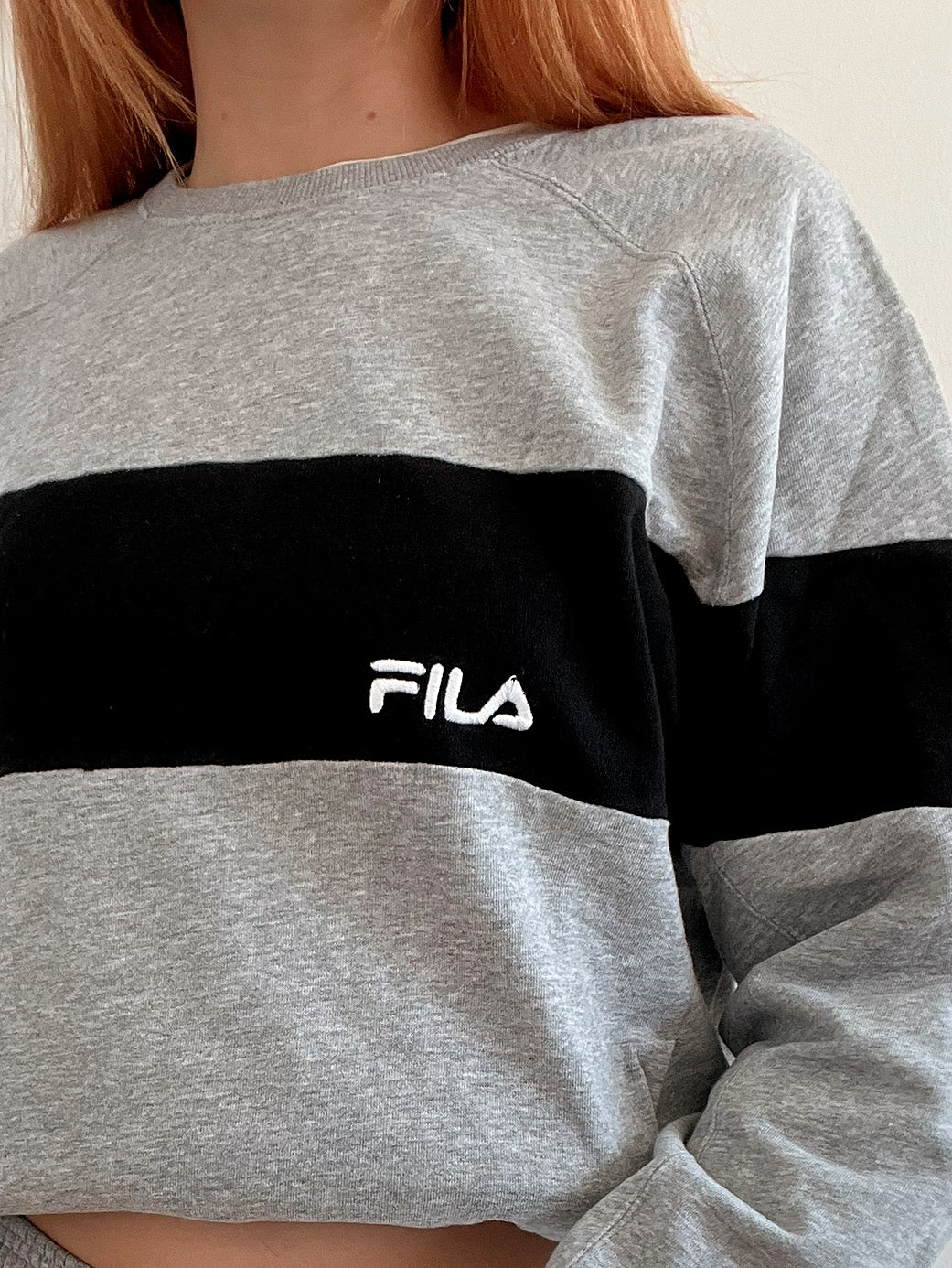 Hellgrauer und schwarzer Vintage-Pullover von Fila XL