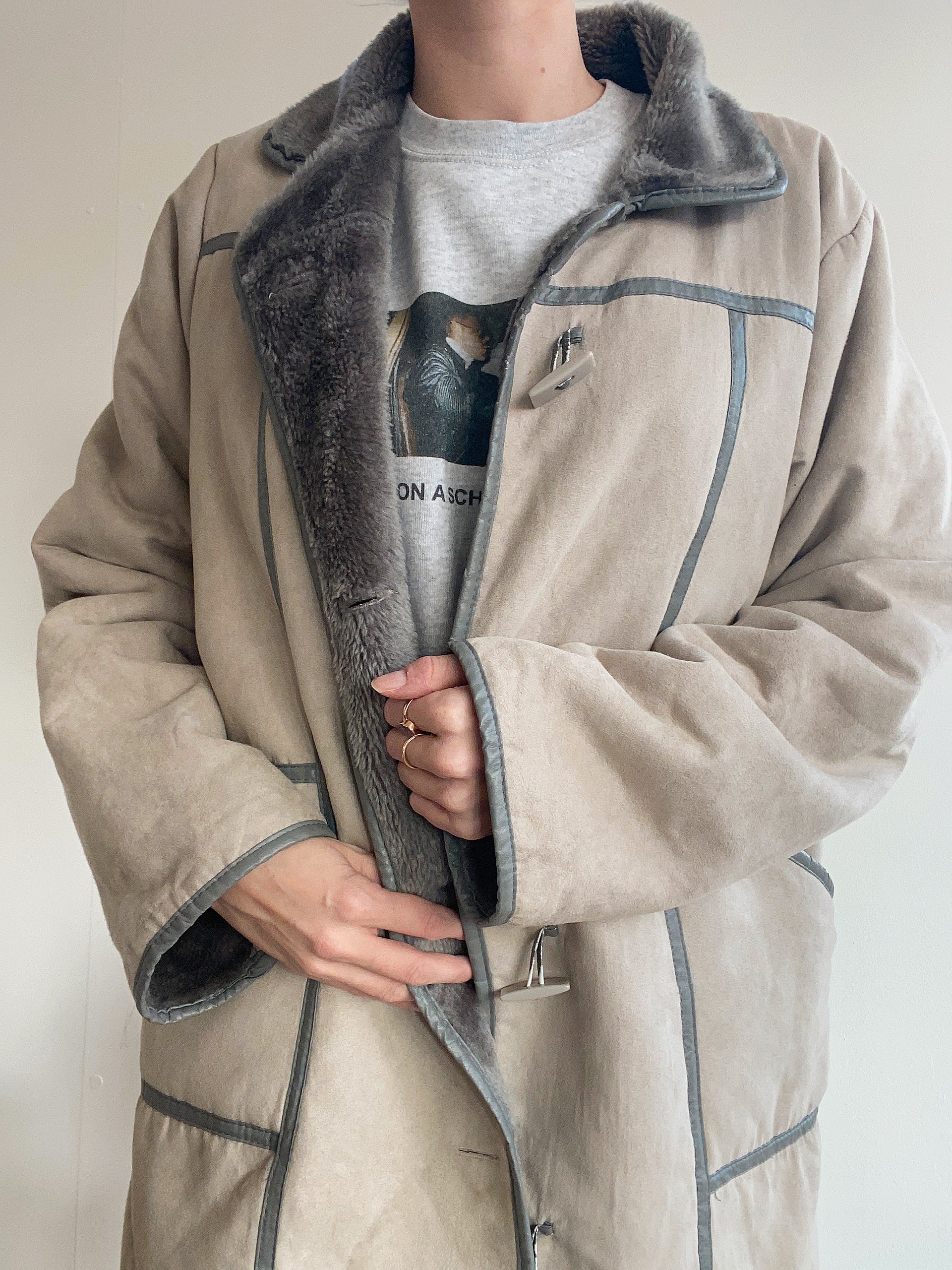 Manteau fin en mouton retourné gris clair