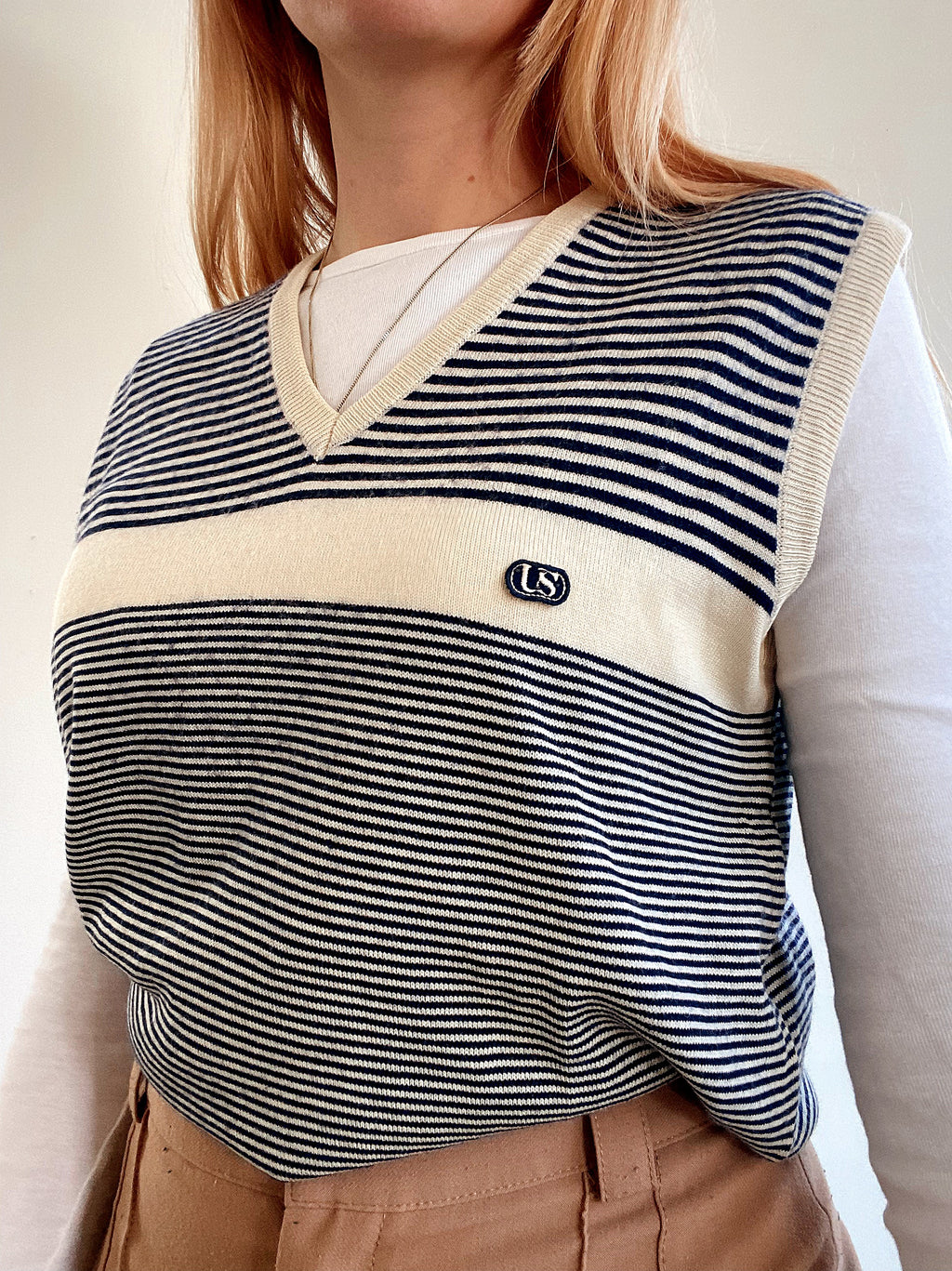 Gilet vintage sans manche bleu et blanc cassé rayé