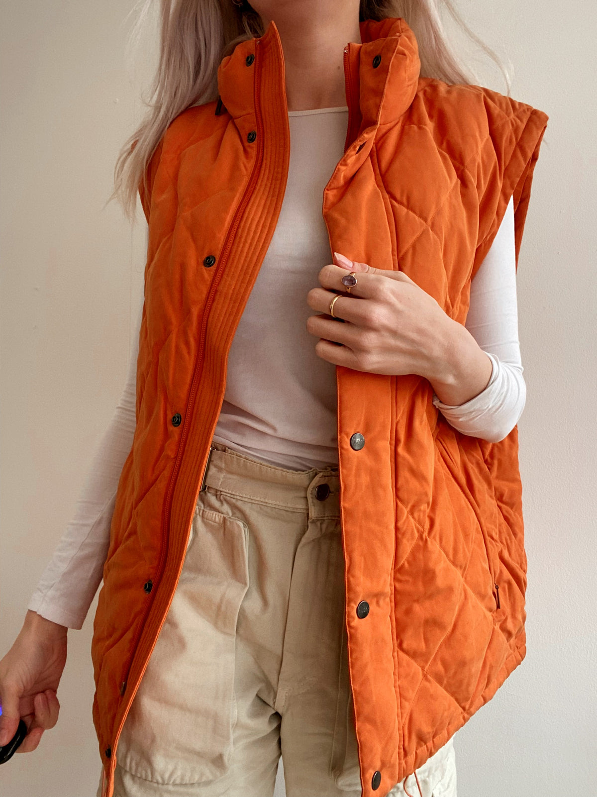 XL orangefarbene Daunenjacke