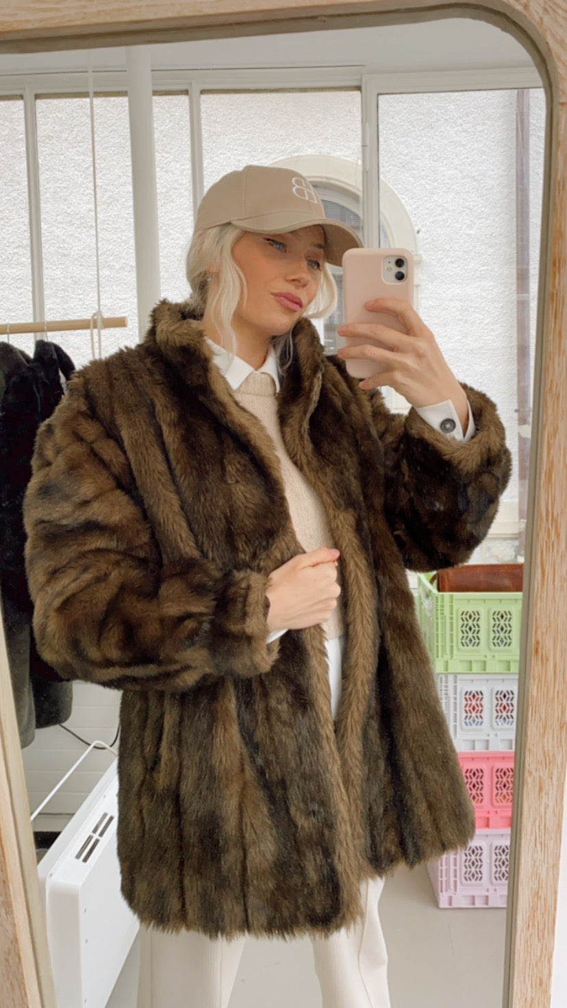 Manteau brun court en fausse fourrure M
